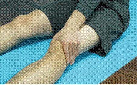 试验 2:推髌抗阻试验该检查是用手的虎口卡住髌骨上缘,把髌骨向脚的