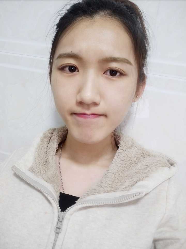 长相中等的女生长什么样子?