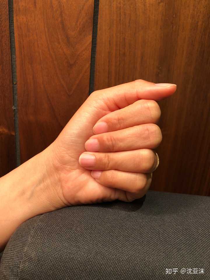 (要腾出一只手拍照,只拍夹头发丝的手势)