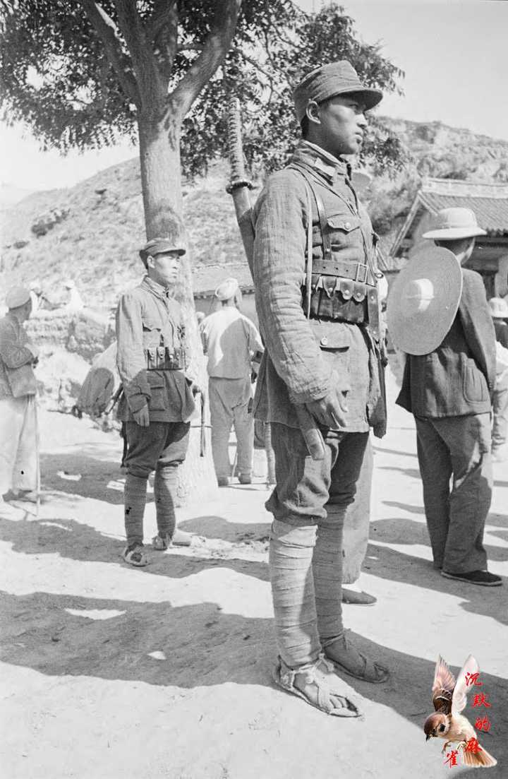 美军镜头中的背着日本军刀的八路军士兵