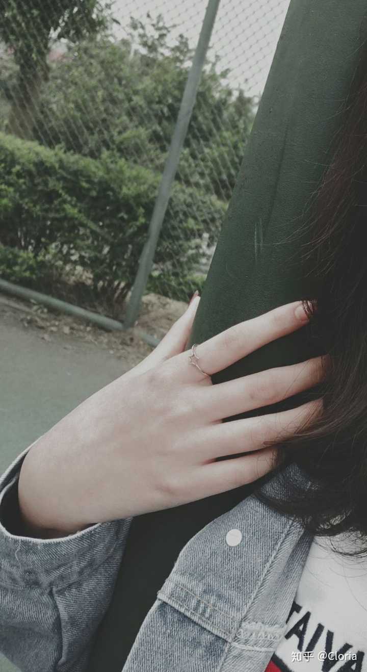 这是第一次美甲照片   打光有点问题 当时有一只手有点受伤了  所以手