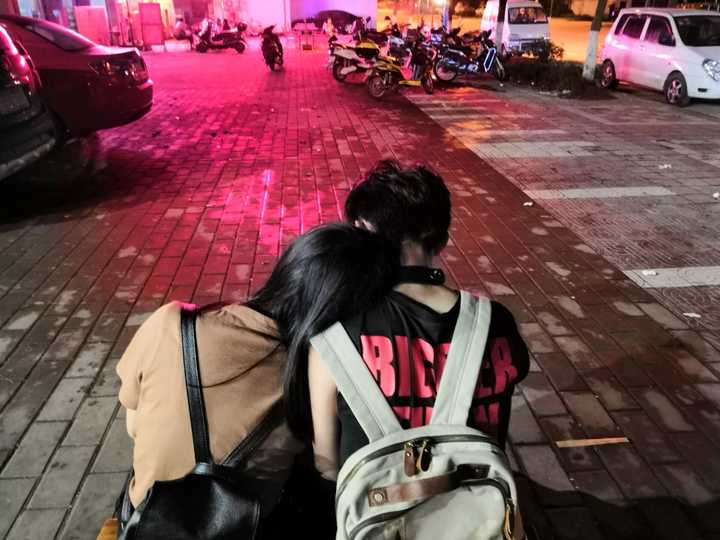 放上我跟我男朋友的背影合照一张