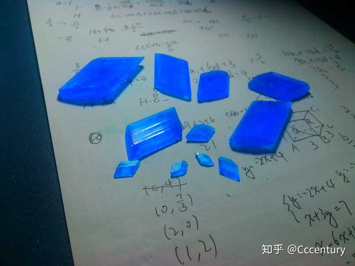 其实可以做一点晶体培养(配图是我高中时候做的) 比如硫酸铜晶体