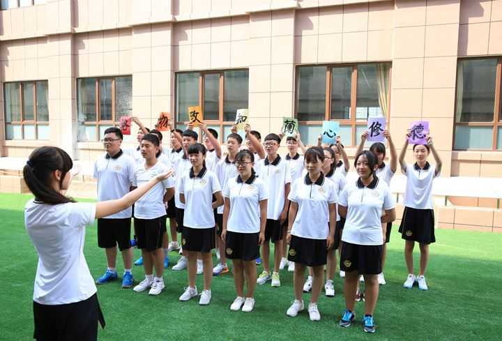 青岛格兰德中学 毕业n年的老生 以前是一套正装,两件短袖衬衣,两件