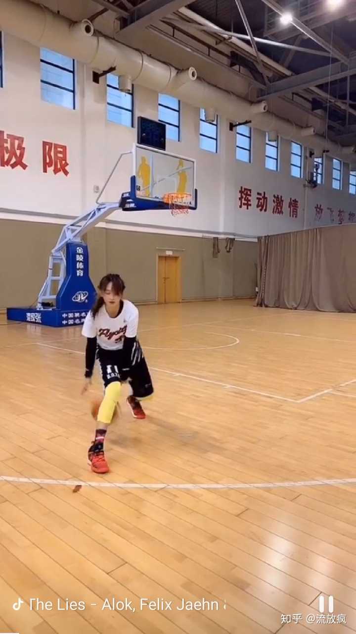 说实话我在抖音看几个女up主打篮球都比蔡徐坤有美感且专业啊.