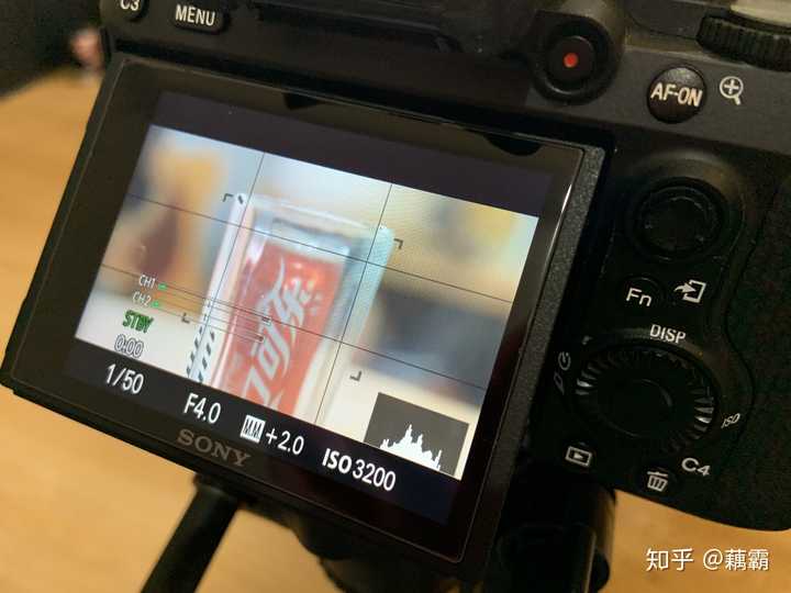 然后在剪辑时画了个遮罩让它看起来不是硬切镜头.