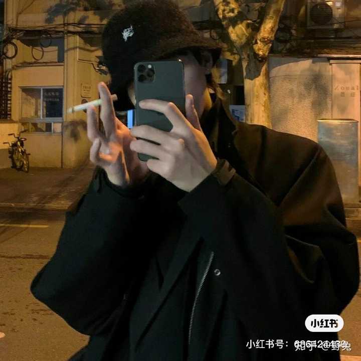 亲爱的知友们,本人男,想自拍一张头像,不露全脸的,希望大家能提提建议