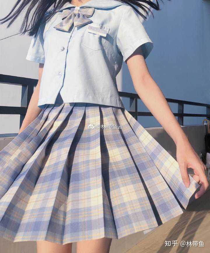 而穿jk制服裙比较喜欢拍转圈圈的角度,比如这样