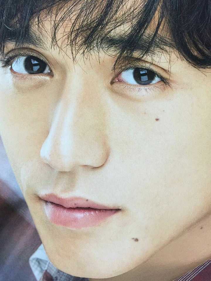 锦户亮的眼睛不吹,都对不起他长那么好看 卧蚕饱满的下垂眼 又长又翘