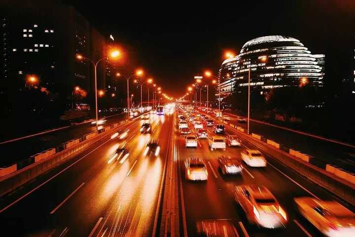 北京的夜和其他城市最大的区别,就是凌晨一点钟的街头,依旧是车来车