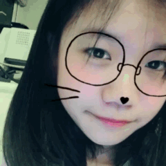 笑起来眼睛眯成缝 假装wink了哈哈