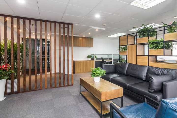 100 平米以内的互联网初创公司的办公室,布置(不同人员的桌椅方向