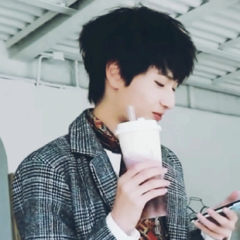 爱奇艺尖叫之夜的《全校通报》和腾讯音乐娱乐盛典的《无尽的冒险》