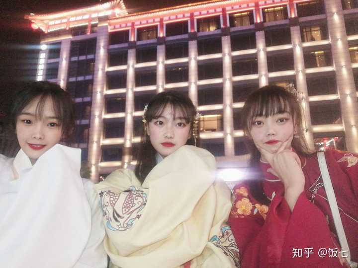 应该那天夜店气氛不是很嗨, 哈哈哈第二天我们又