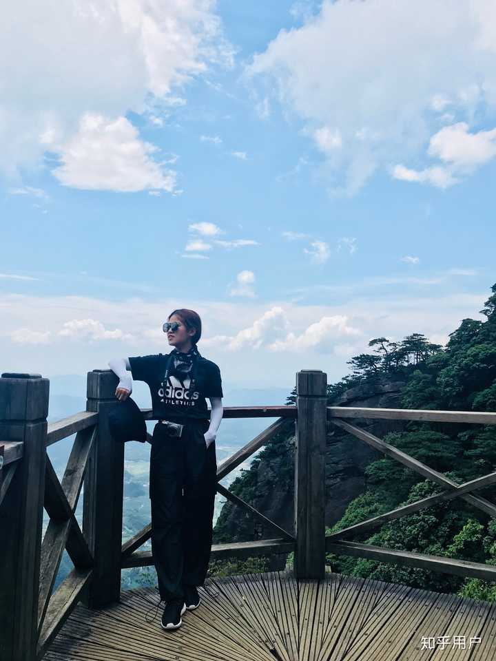 爬山的时候穿的,主要是防晒