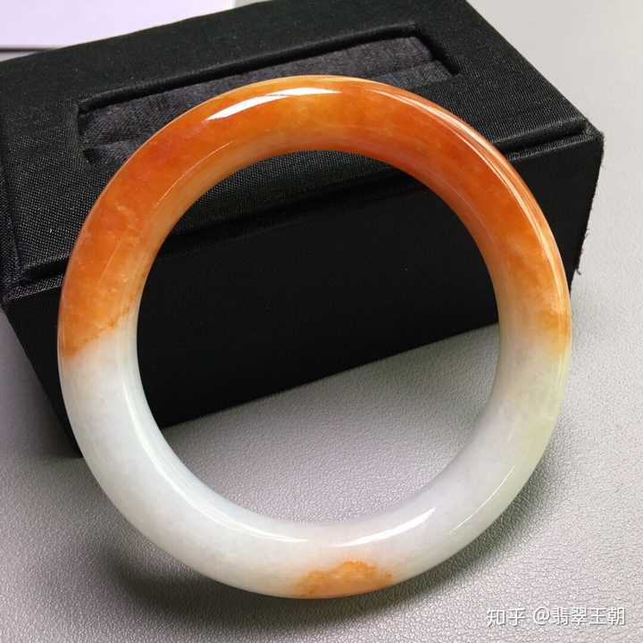 两万能买到什么样翡翠手镯呢?