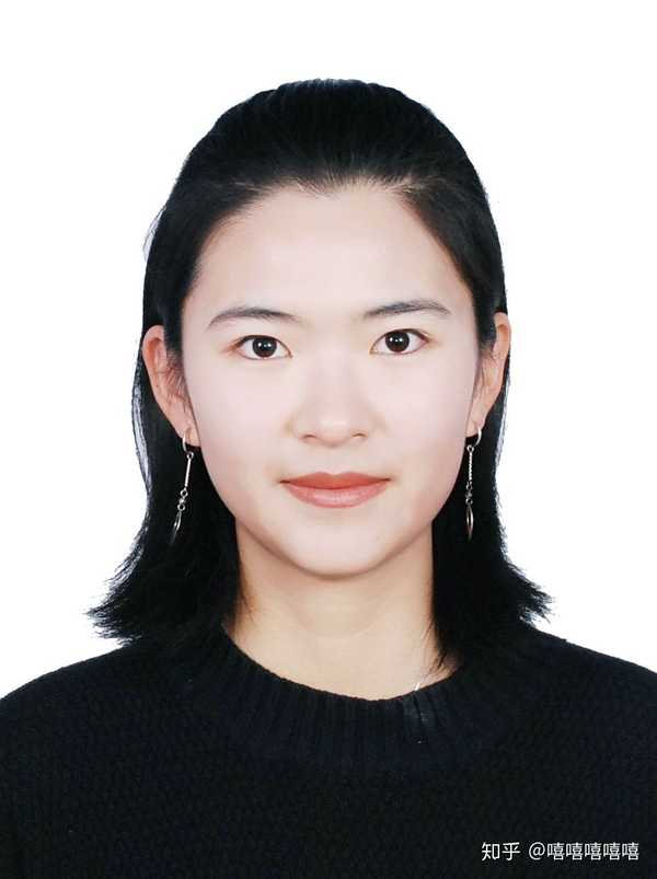 拍身份证照披头发好看点还是扎马尾好看点?