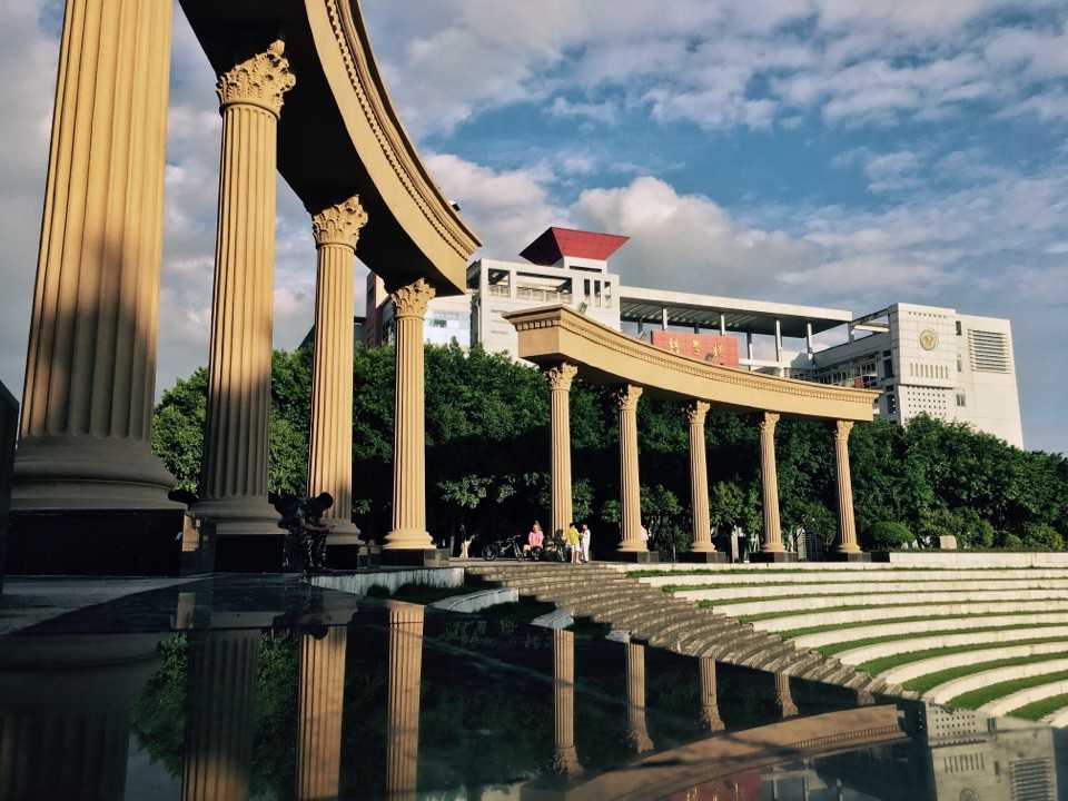 手机摄影# 西南政法大学雨后初晴的罗马广场