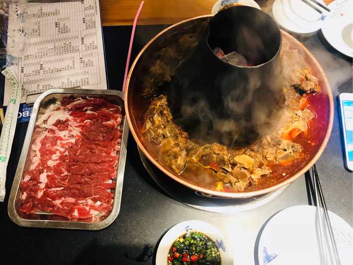 最爱老北京铜炉火锅鲜嫩的热气羊肉.