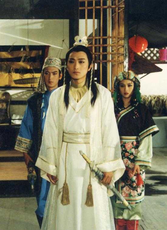 霹雳菩萨石惊天,一袭白衣,神秘高冷,翩翩公子,大抵如此.