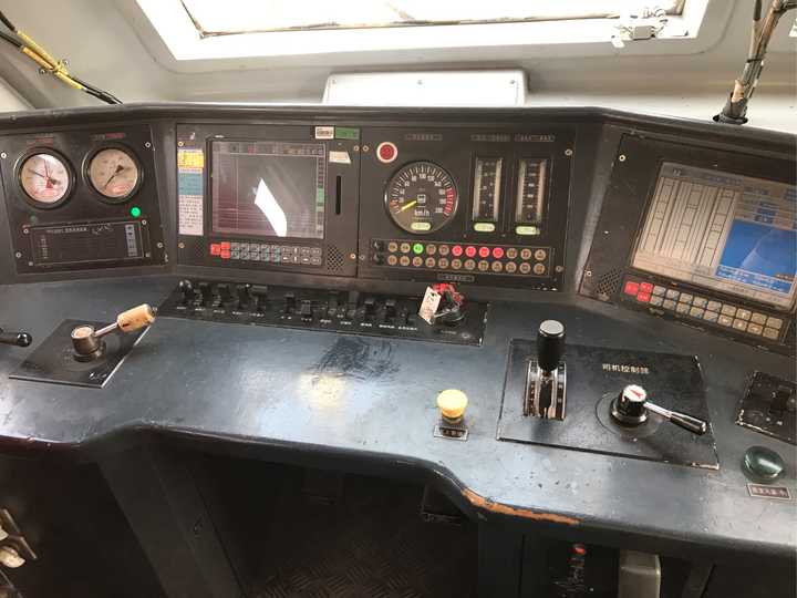 为什么现在火车驾驶室控制屏幕大多都是触摸屏?