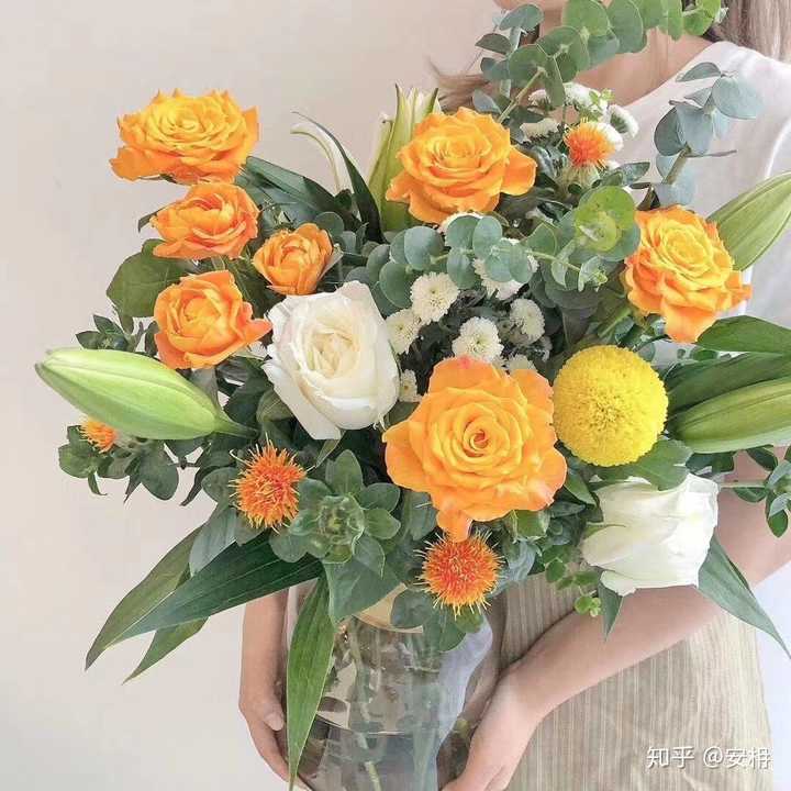 组合花束 主花粉玫瑰,配花果汁泡泡,非洲菊,水仙百合,配草圆叶尤加利