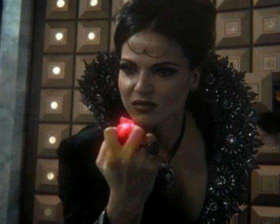 如何评价美剧《童话镇》里的邪恶王后(evil queen)/瑞金娜这个角色?