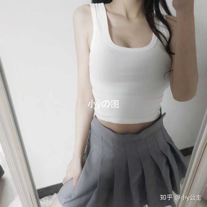 女生为什么胸部露点就觉得很色情, 遮住点就觉得很性感?