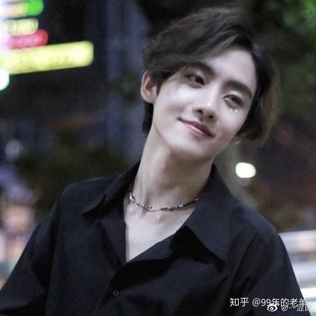 这个人叫陈瑞书,2000年的,泰国人,听说是中泰混血.