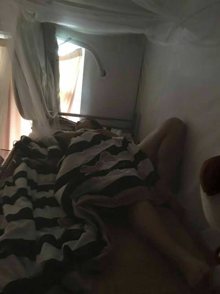 我室友拍了我睡觉的照片 我发给男票