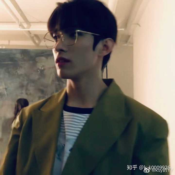 素颜的直播截图 练习生的时候 戴眼镜也真的帅 看看这个身材叭!