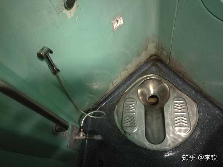 高能的印度火车厕所,也是亚洲蹲,并且有洗手用的水龙头,没有作死尝试