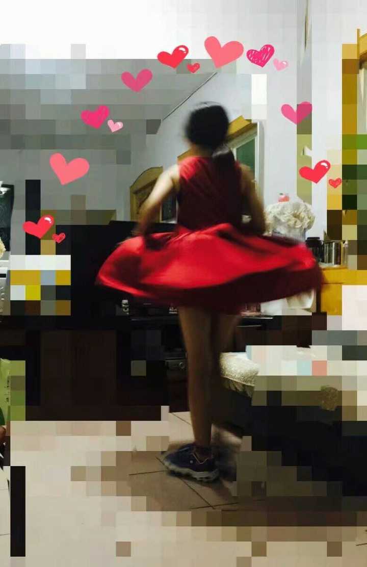 是不是很像小时候的音乐盒…一个小女孩穿着蓬蓬裙 一直转圈圈