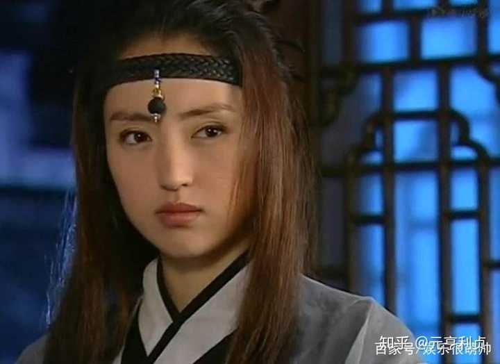 看了这个问题,我脑中第一个想到的是《雪花女神龙》中的上官燕.