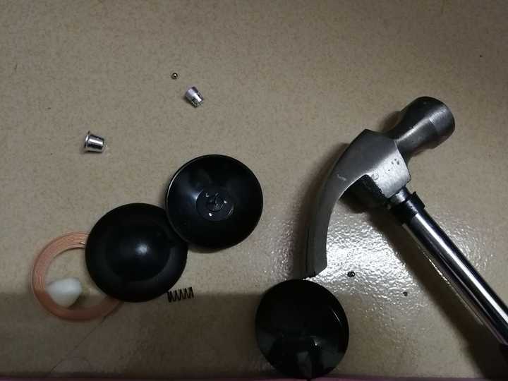 在zara买来的衬衫一个月后发现上面的防盗扣(磁铁的那个)没有被取下