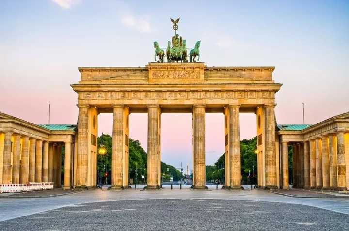 这座标志性的大门至今仍是德国重新统一的重要象征,人们纷纷在此拍照