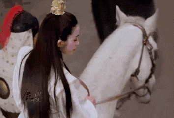 《倚天屠龙记》里张敏一个回眸,帅得勾魂夺魄.