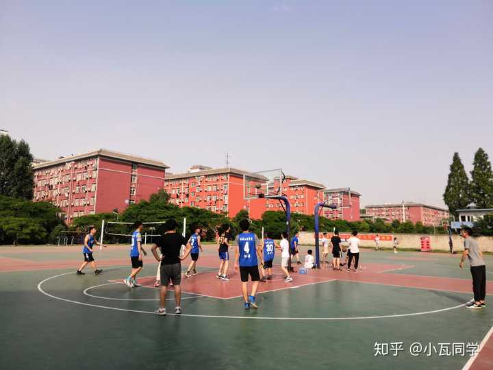 学校篮球场挺多的,新区四栋六栋后面还有,老区也有