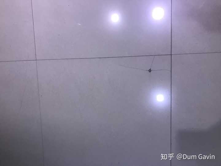 的硬度只有3-4级,用低硬度的材料去测试高硬度的产品,能有划痕才怪呢