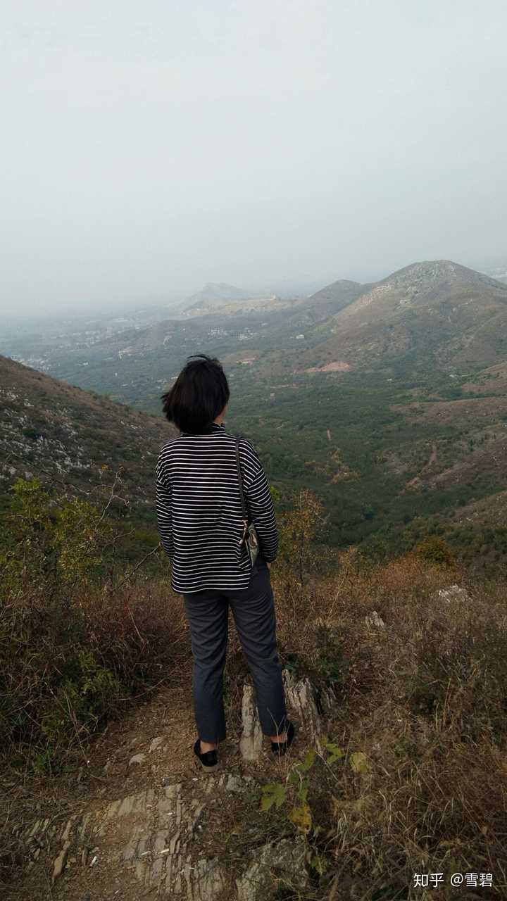 陪她爬山,平时真的超有男友力,但也很少女心的一个女生