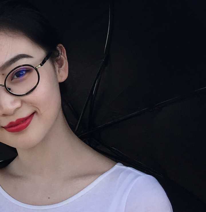 戴眼镜的女孩怎样自拍好看?