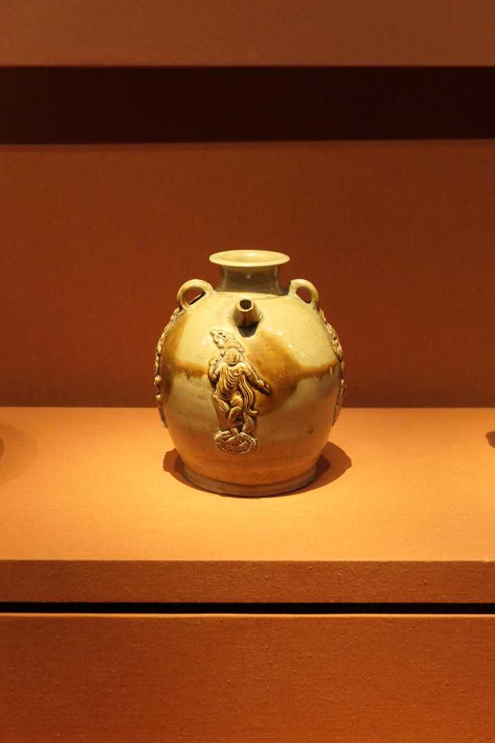 唐长沙窑青釉褐彩贴花人物纹壶,湖南省博物馆
