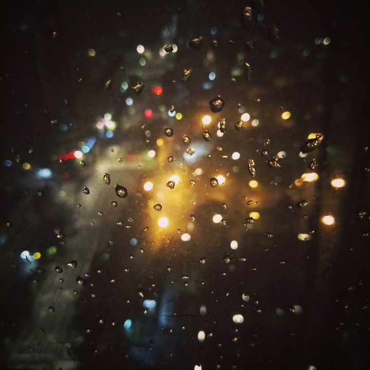 今年五月去广州的时候用手机拍的 下雨后的晚上  窗户有雨珠 其实就是