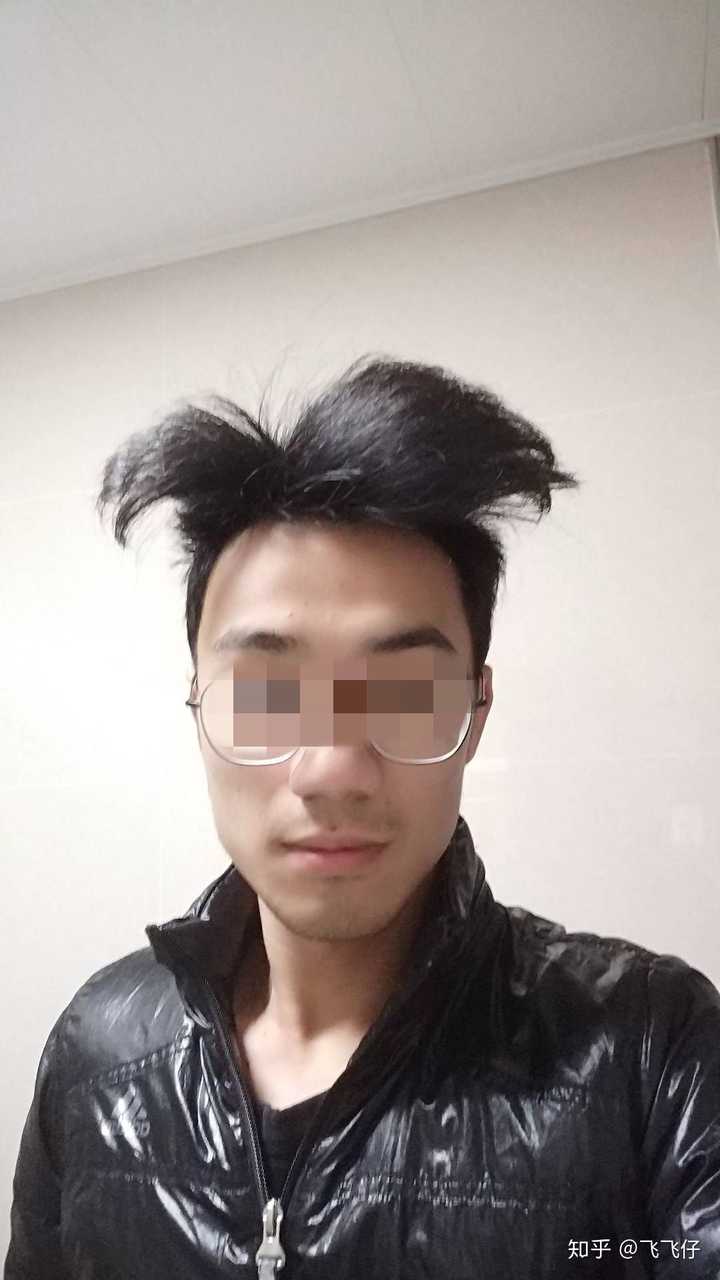 男生两侧的头发特别硬,我该怎样解决,去理发店软化头发可行么?
