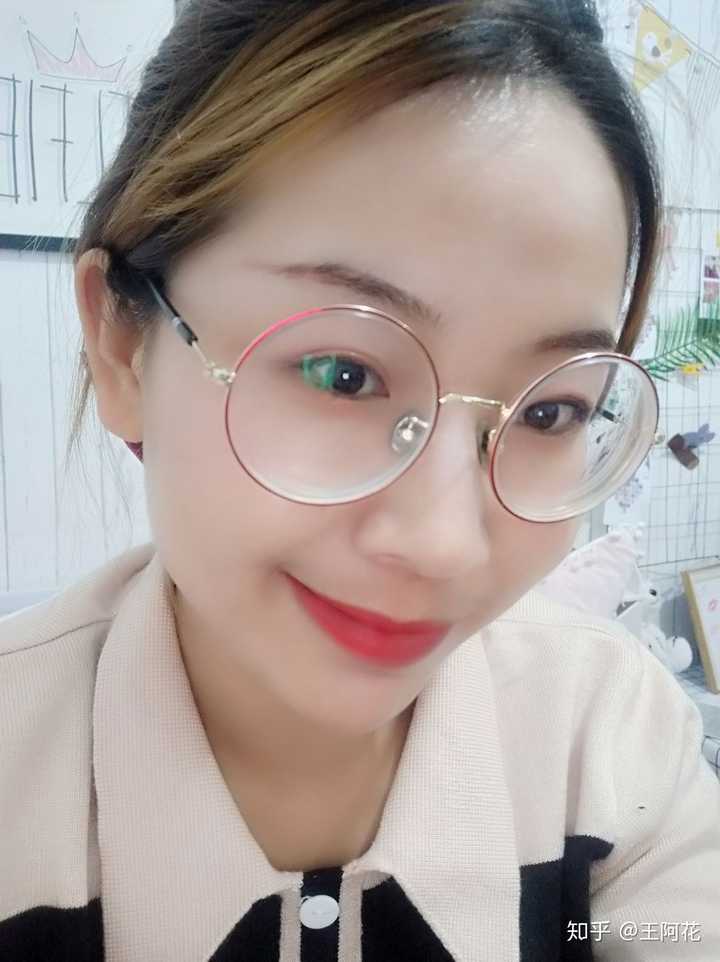 但我目前又胖了6斤,脸盘子大了,再加上高度近视,所以眼睛并不大