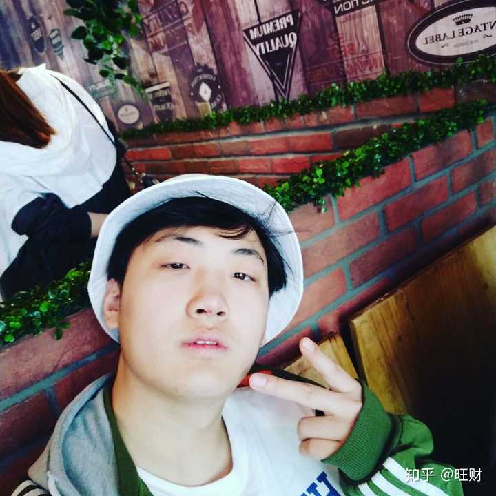 180cm110斤男生体型图,180cm180斤男生体型图 本人3年前180cm,110斤 良好的作息时间,身材管理 上照 恋爱后 体重
