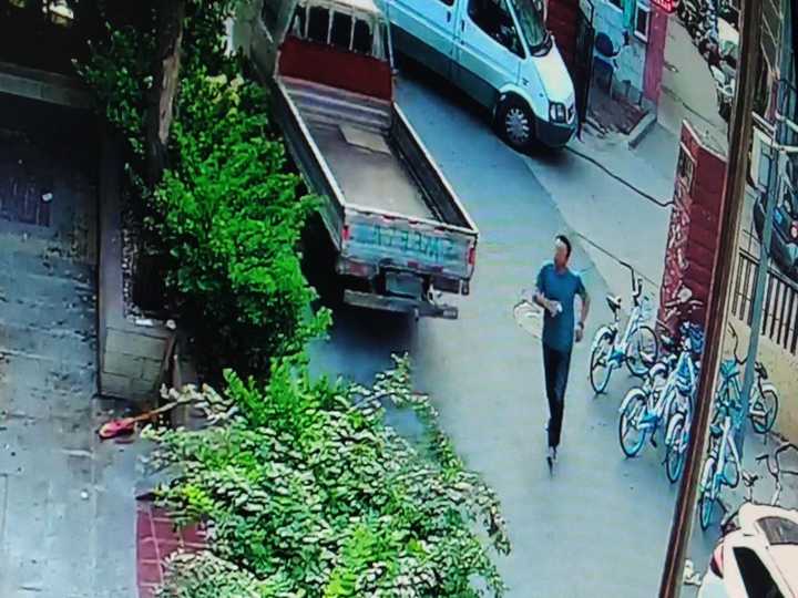 有人在我们画室门口拉屎,被监控录下来了
