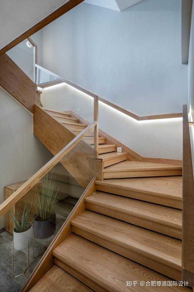 木质楼梯,墙面墙裙灯带设计巧妙,即使不用楼梯灯一样可以