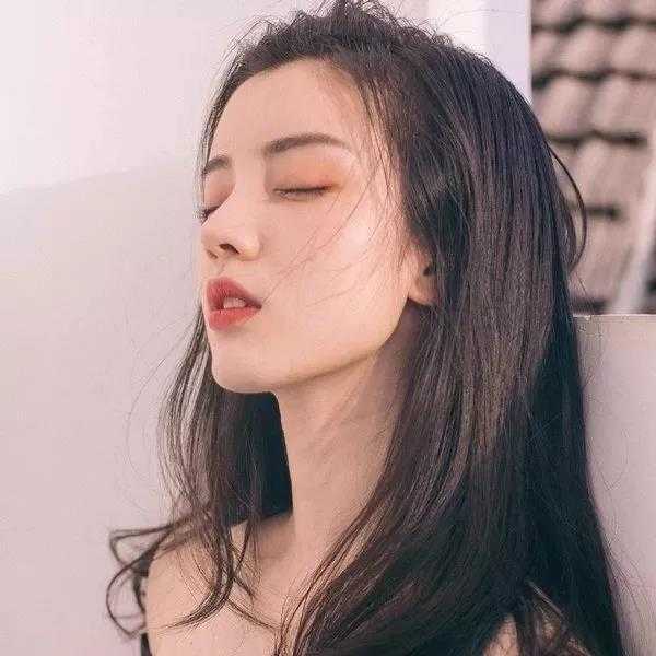 有没有那种性冷淡风又有点a的壁纸或者女生头像?