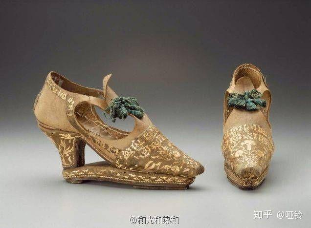 这是欧洲文艺复兴后期的高跟鞋,这时对脚的审美也是小而瘦